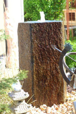 Quellstein Monolith Basalt 100cm mit Quellschale Gartenbrunnen Springbrunnen