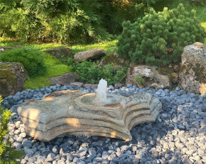 Quellstein Amazonas flach L135cm mit Quellschale und Fontäne Gartenbrunnen Springbrunnen