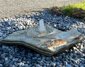 Quellstein Amazonas flach L135cm mit Quellschale und Fontäne Gartenbrunnen Springbrunnen