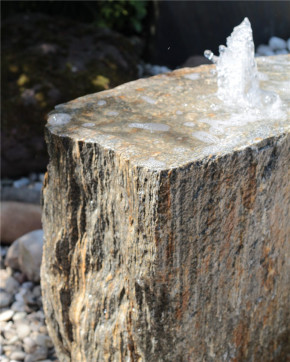 Quellstein Gneis 62cm mit Quellschale Naturstein Gartenbrunnen Springbrunnen Komplettset