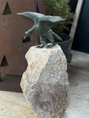 Greifvogel Steinadler auf Granitstein 58cm Gartenfigur Bronze Rottenecker