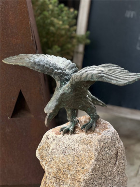 Greifvogel Steinadler auf Granitstein 58cm Gartenfigur Bronze Rottenecker
