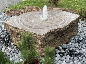 Quellstein Muschelkalk L100cm Naturstein Brunnen Komplettset Gartenbrunnen Springbrunnen